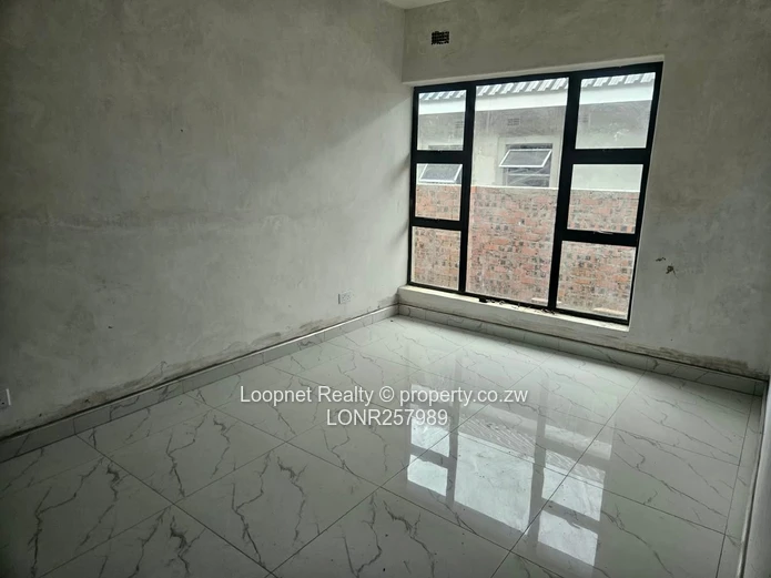 Spacious 3BR Garden Flat Greendale – Open-plan Kitchen & Borehole