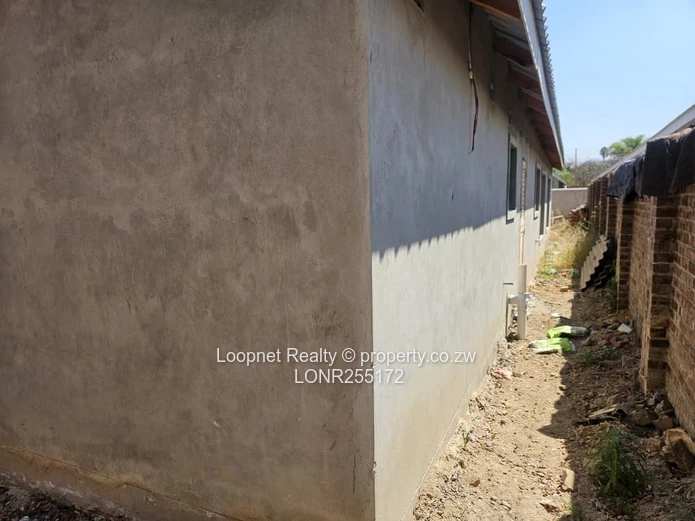 Incomplete Greendale 4-Bed Garden Flat — Borehole & High Ceilings