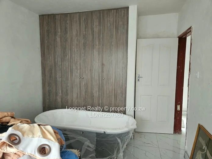 Spacious 3BR Garden Flat Greendale – Open-plan Kitchen & Borehole
