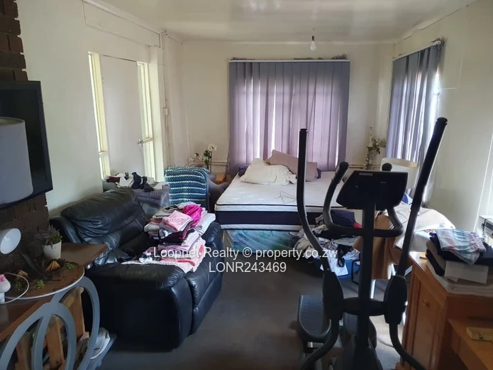 Spacious Greystone Park 4-Bed with Borehole