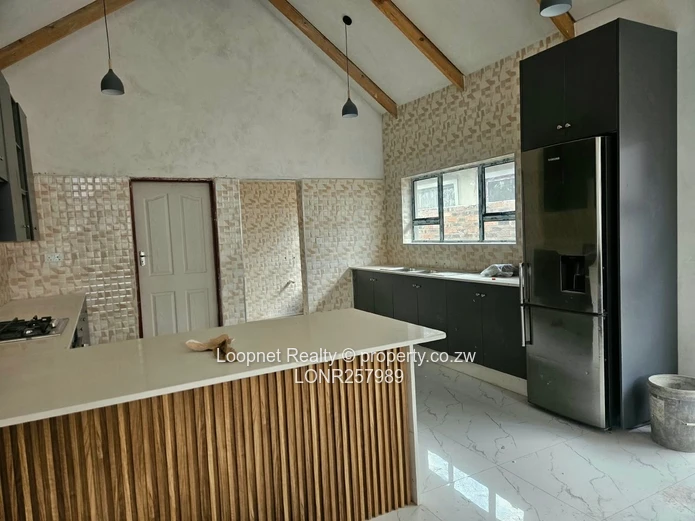 Spacious 3BR Garden Flat Greendale – Open-plan Kitchen & Borehole