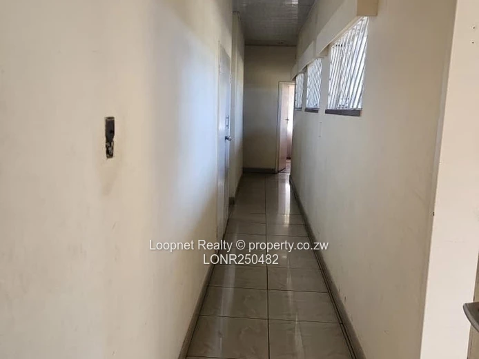Spacious 300 sqm Office on 500 sqm with Borehole – Eastlea