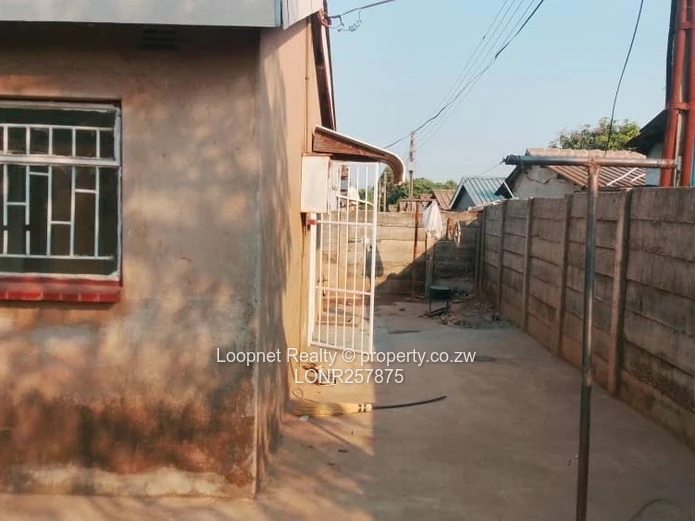 Tiled 4-Bed House in Warren Park – Borehole Included (Sole Mandate)