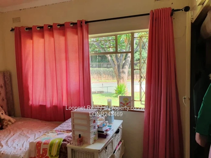 Spacious Greystone Park 4-Bed with Borehole