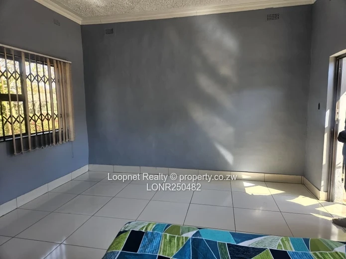 Spacious 300 sqm Office on 500 sqm with Borehole – Eastlea