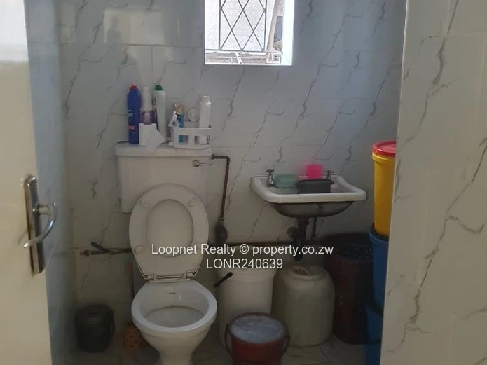 **Spacious 2-Bedroom Flat for Rent in Chitungwiza with Borehole** (Sole Mandate)
