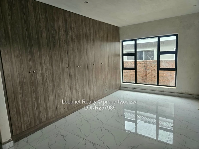 Spacious 3BR Garden Flat Greendale – Open-plan Kitchen & Borehole