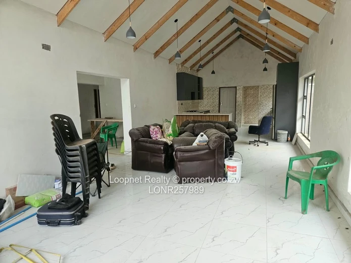 Spacious 3BR Garden Flat Greendale – Open-plan Kitchen & Borehole