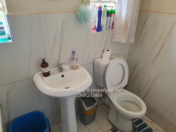 Spacious Greystone Park 4-Bed with Borehole