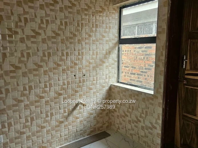 Spacious 3BR Garden Flat Greendale – Open-plan Kitchen & Borehole