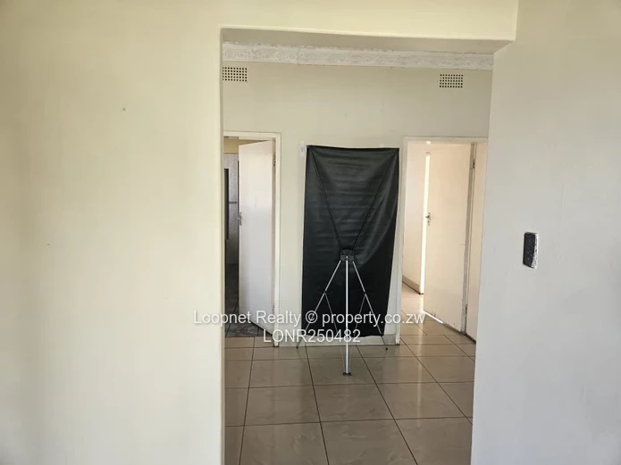 Spacious 300 sqm Office on 500 sqm with Borehole – Eastlea