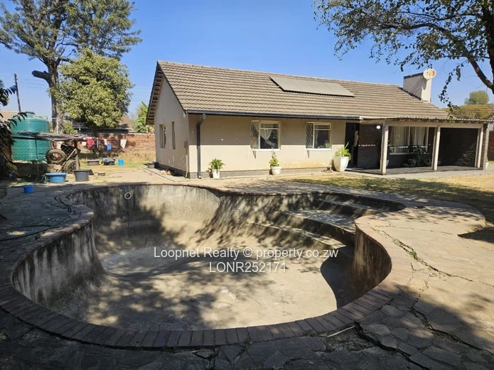 Avonlea 3-Bed Bungalow with Fireplace & Yard