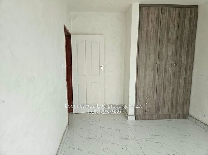 Spacious 3BR Garden Flat Greendale – Open-plan Kitchen & Borehole