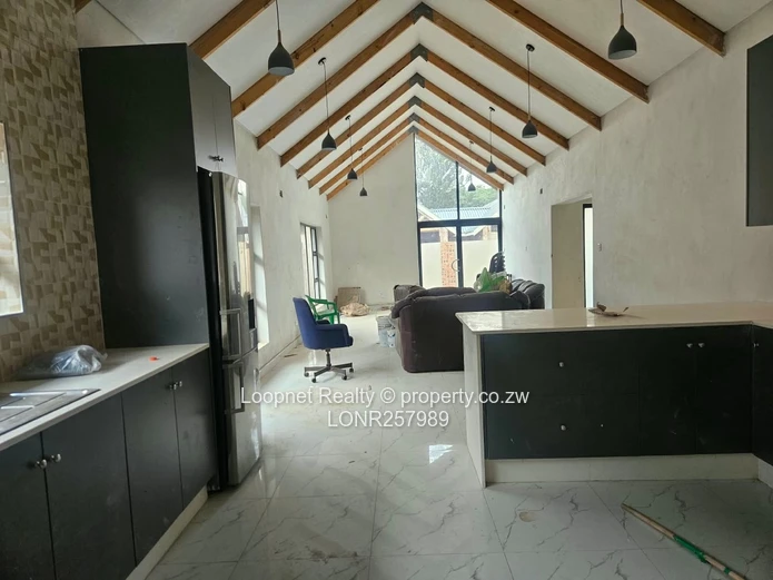 Spacious 3BR Garden Flat Greendale – Open-plan Kitchen & Borehole