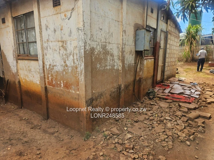 Dzivarasekwa 1 House — Yard, Water & ZESA