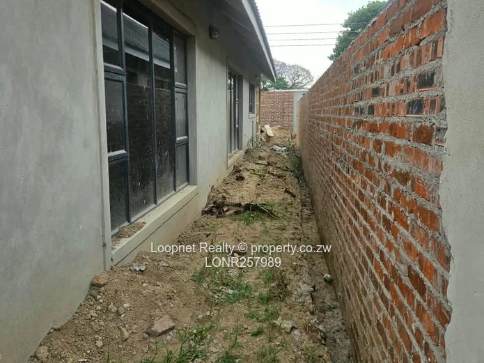 Spacious 3BR Garden Flat Greendale – Open-plan Kitchen & Borehole