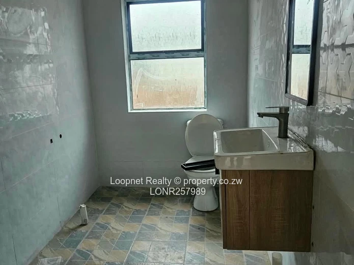 Spacious 3BR Garden Flat Greendale – Open-plan Kitchen & Borehole